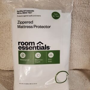 Room Essentials White Zippered Mattress Protector Twin XL